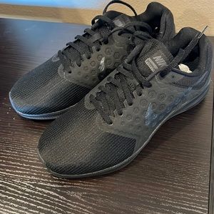 MEN’S NIKE DOWNSHIFTER 7 RUNNING SHOES SIZE 8.5 WIDE ALL BLACK BRAND NEW NO BOX